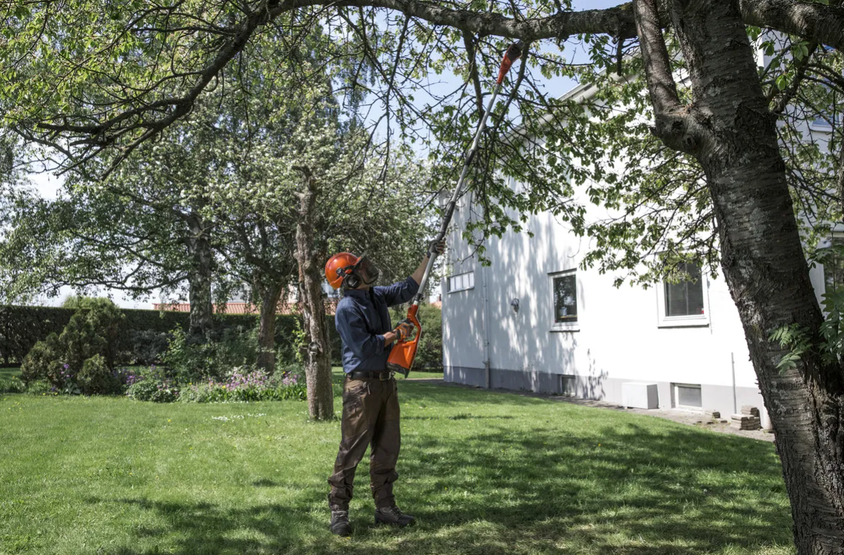 HUSQVARNA 120iTK4-P s akumulátorem a nabíječkou