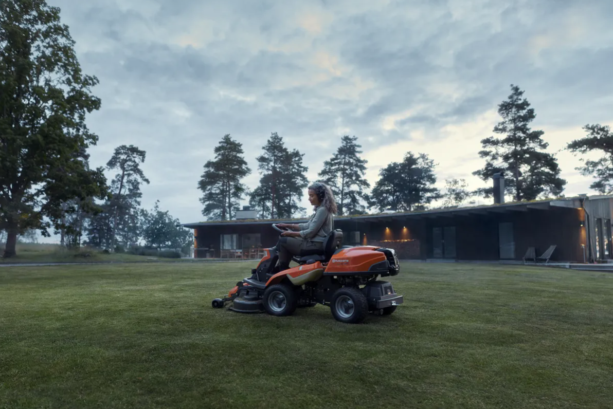 HUSQVARNA R 216T AWD (bez žac. ústrojí)