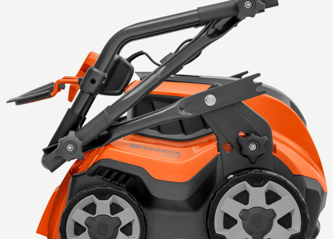 HUSQVARNA S 138i s akumulátorem a nabíječkou