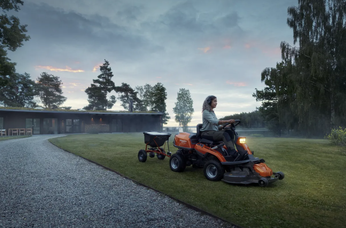 HUSQVARNA R 216T AWD (bez žac. ústrojí)