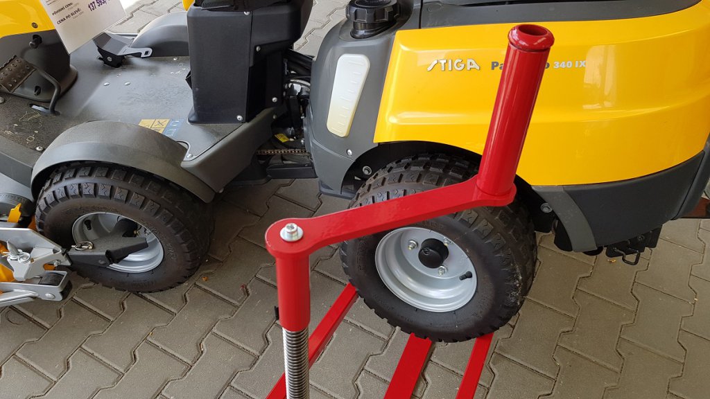 Zvedák na traktory ZT 400 nyní i na AKU POHON