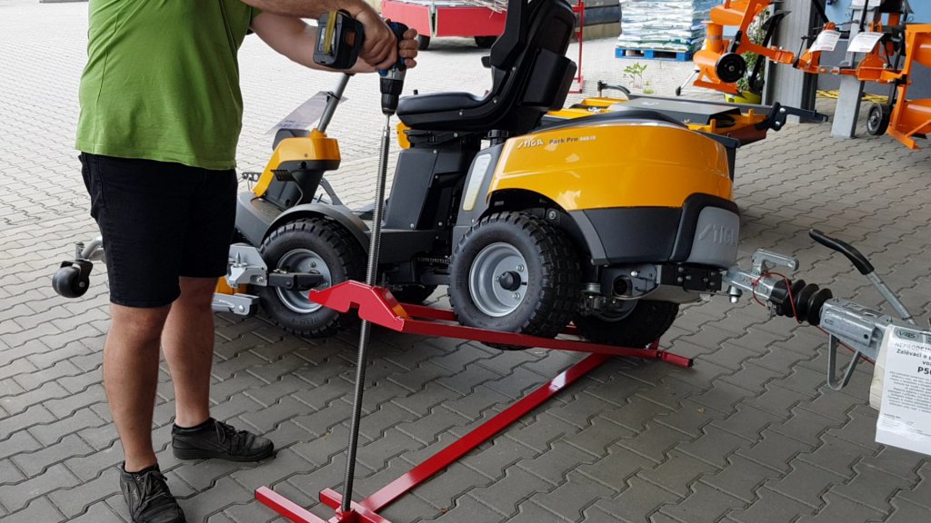 Zvedák na traktory ZT 400 nyní i na AKU POHON